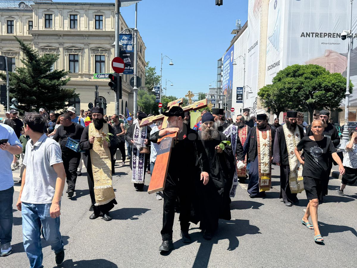 Gigi Becali a ieșit pe Calea Victoriei să „curețe” cu agheasmă după marșul LGBT: a purtat o cruce uriașă, apoi s-a oprit și a cântat