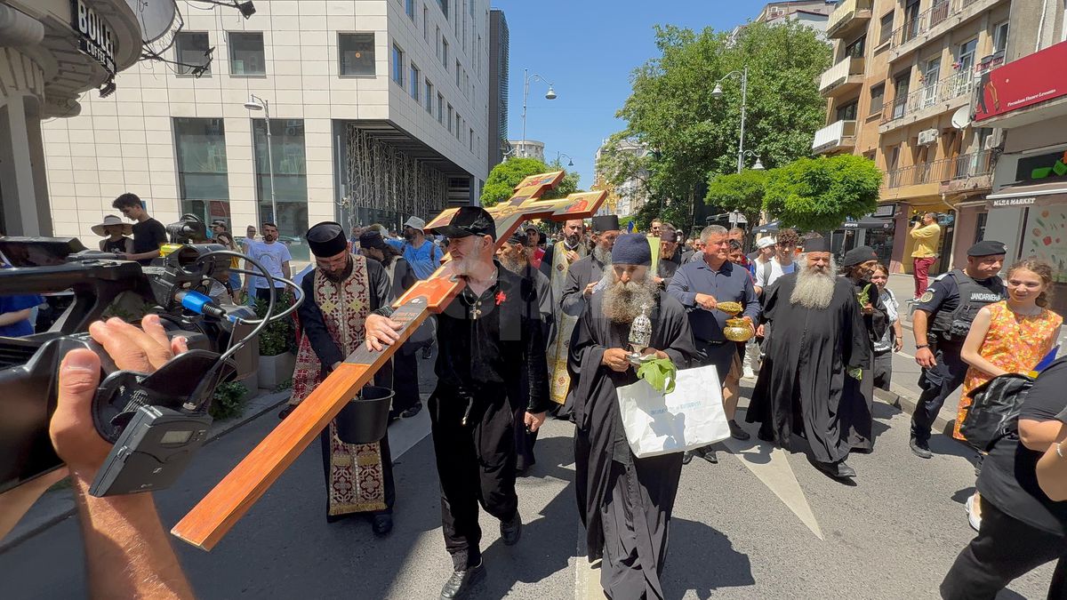 Gigi Becali a ieșit pe Calea Victoriei să „curețe” cu agheasmă după marșul LGBT: a purtat o cruce uriașă, apoi s-a oprit și a cântat