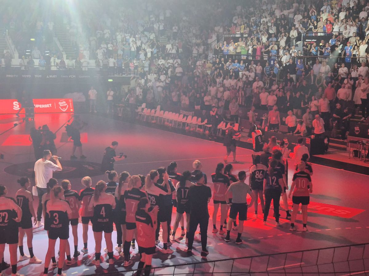 Cristina Neagu aruncă tricouri în Polivalentă