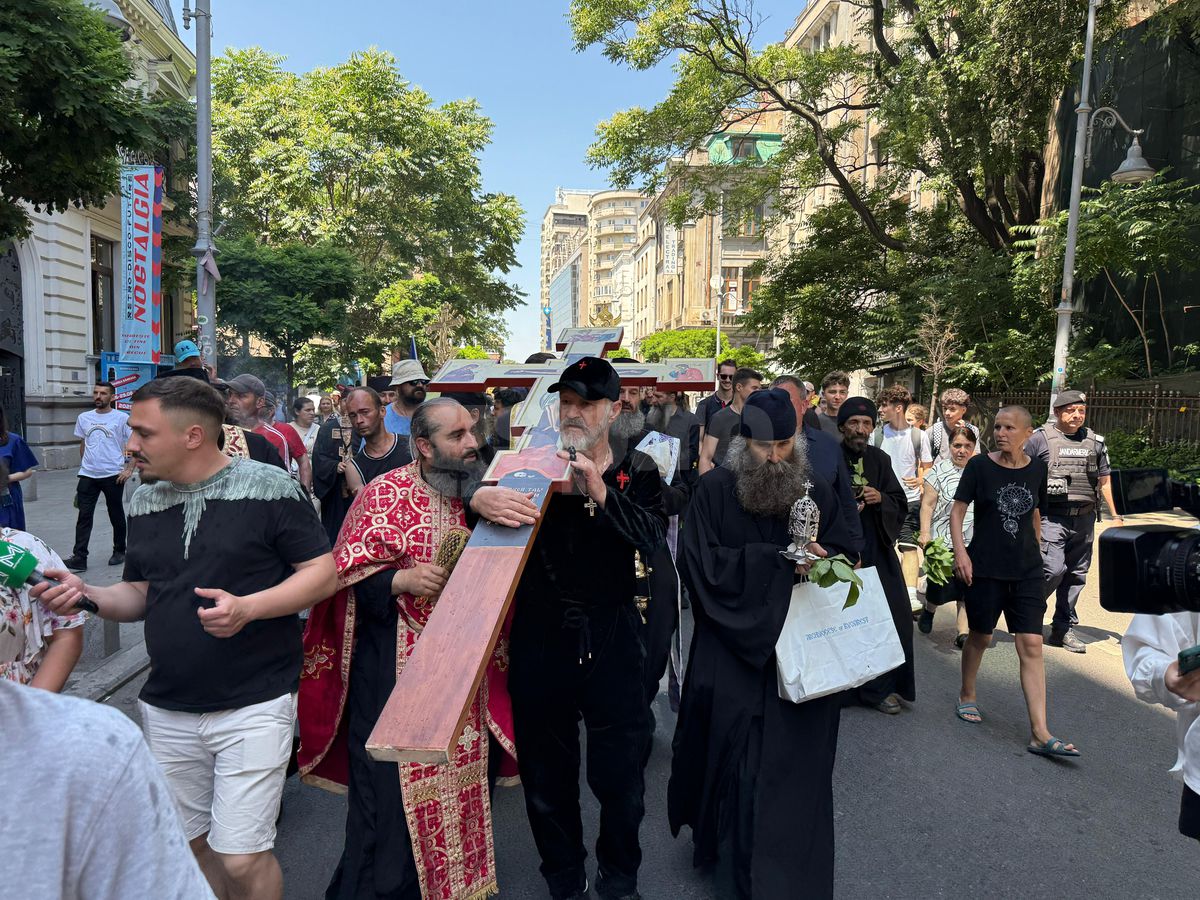 Gigi Becali a ieșit pe Calea Victoriei să „curețe” cu agheasmă după marșul LGBT: a purtat o cruce uriașă, apoi s-a oprit și a cântat