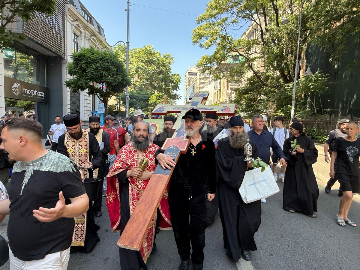 Gigi Becali a ieșit pe Calea Victoriei să „curețe” cu agheasmă după marșul LGBT: a purtat o cruce uriașă, apoi s-a oprit și a cântat