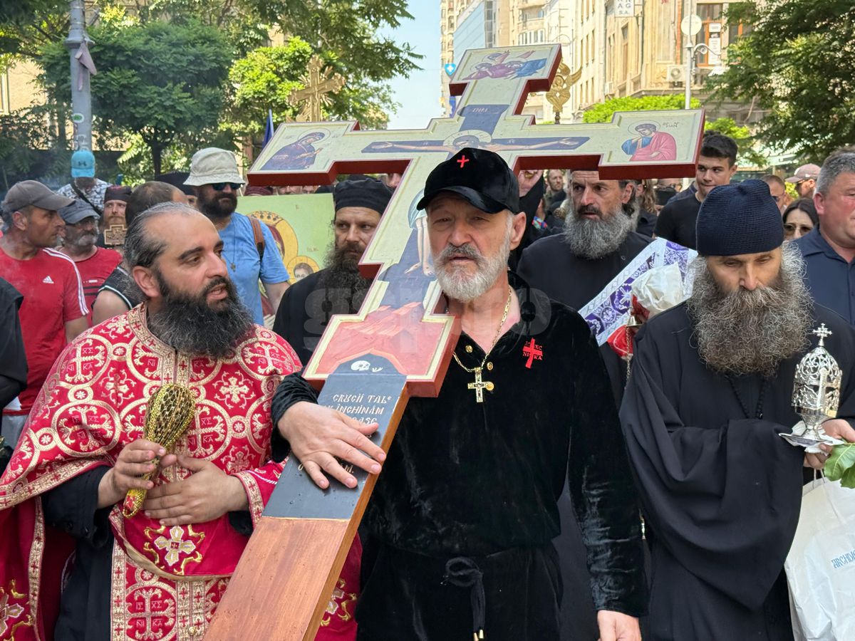 Gigi Becali a ieșit pe Calea Victoriei să „curețe” cu agheasmă după marșul LGBT: a purtat o cruce uriașă, apoi s-a oprit și a cântat