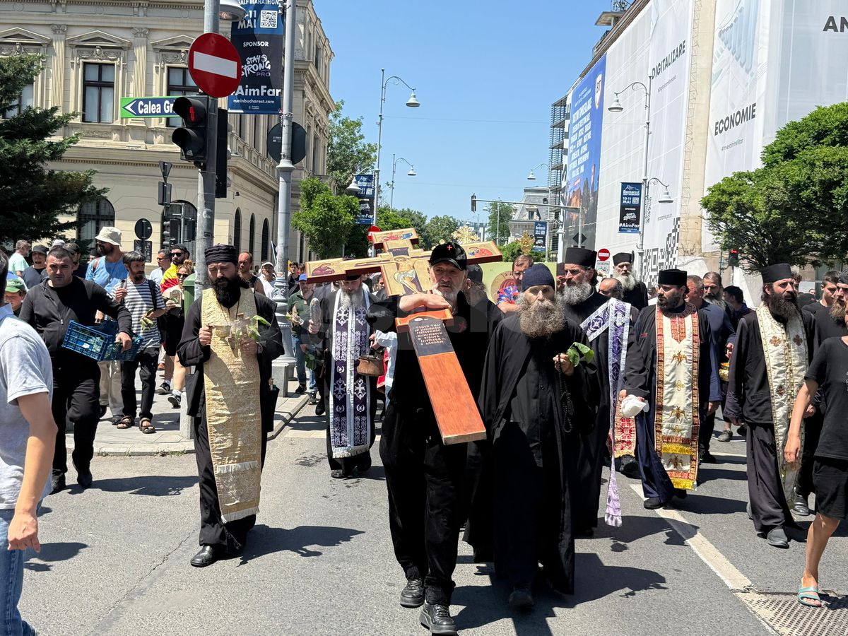 Gigi Becali a ieșit pe Calea Victoriei să „curețe” cu agheasmă după marșul LGBT: a purtat o cruce uriașă, apoi s-a oprit și a cântat