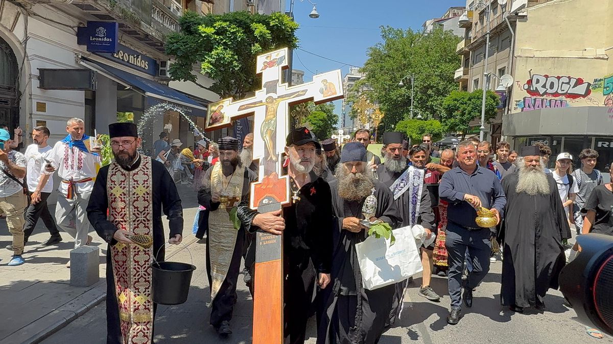 Gigi Becali a ieșit pe Calea Victoriei să „curețe” cu agheasmă după marșul LGBT: a purtat o cruce uriașă, apoi s-a oprit și a cântat