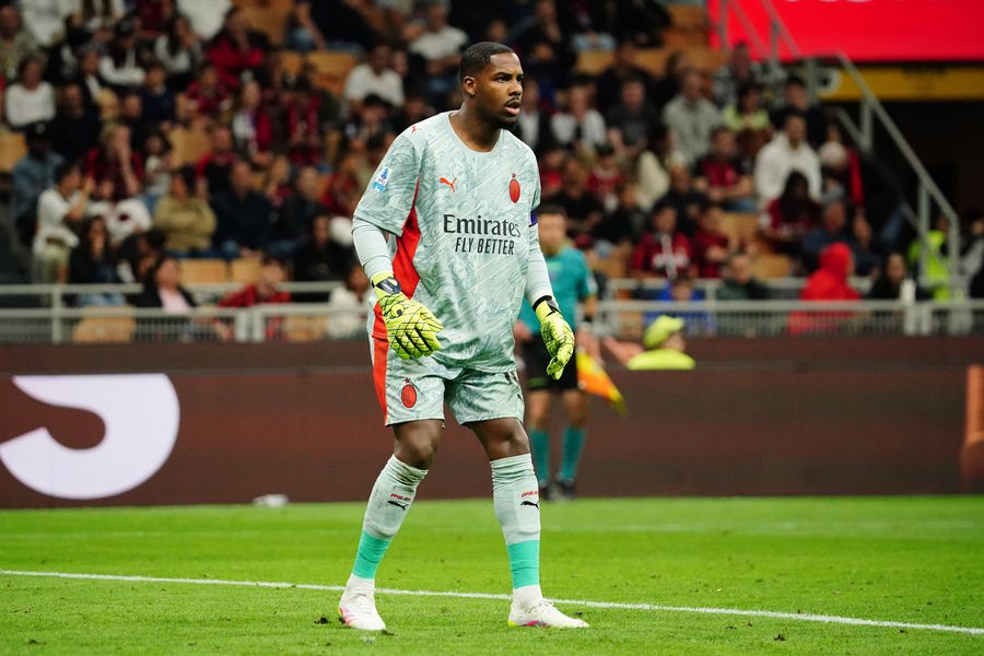 Mike Maignan în tricoul lui AC Milan. Foto: Imago Transferul lui Mike Maignan la Chelsea, aproape gata! » AC Milan are deja un favorit pentru postul de portar