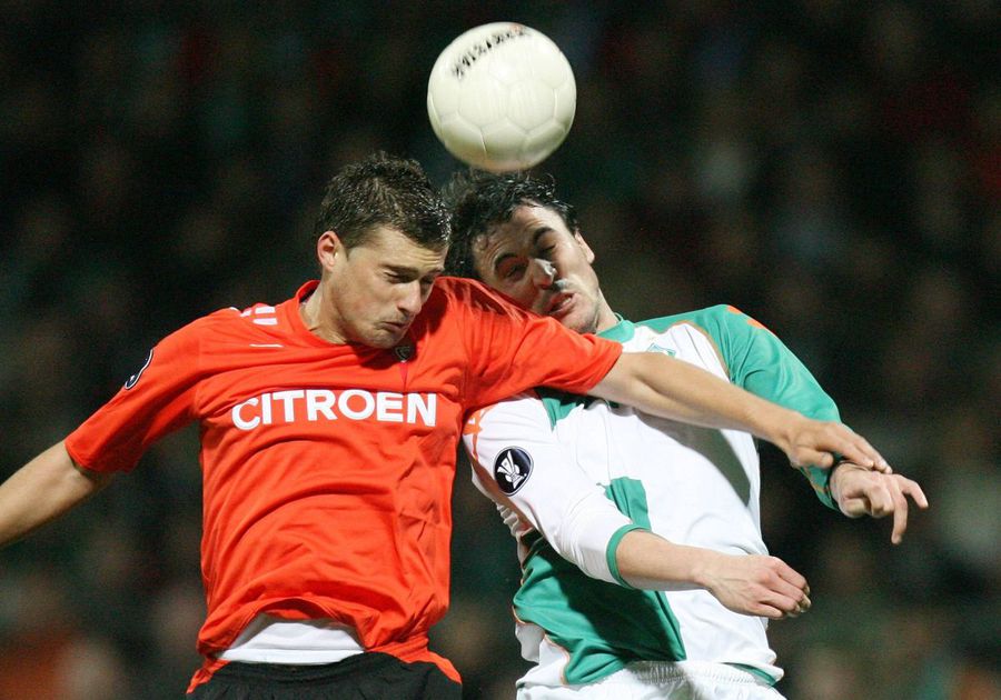 Gabi Tamaș, în duel aerian cu Hugo Almeida într-un meci la Celta cu Werder Bremen / Foto: Imago Din Serie B în Europa League » Ionuț Radu a semnat cu noua echipă! Detaliile contractului
