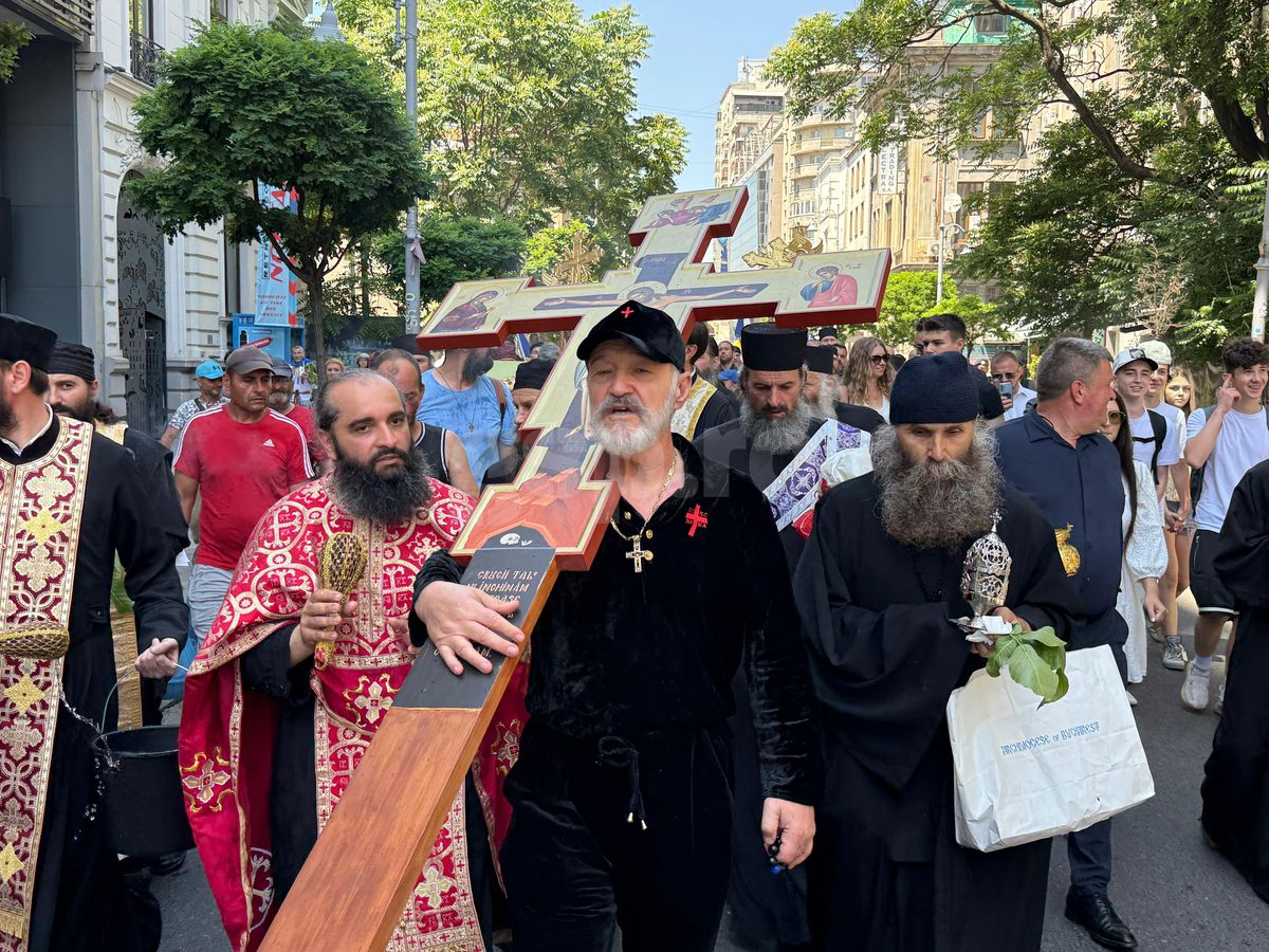 Gigi Becali a ieșit pe Calea Victoriei să „curețe” cu agheasmă după marșul LGBT: a purtat o cruce uriașă, apoi s-a oprit și a cântat