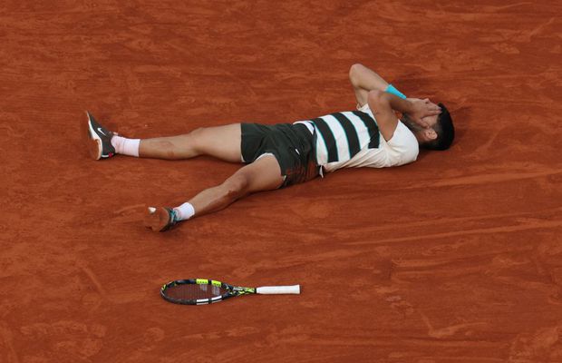 Uluitorul Carlos Alcaraz e campion pentru al doilea an consecutiv la Roland Garros! Revenire incredibilă a numărului 2 mondial în cea mai lungă finală din istoria turneului