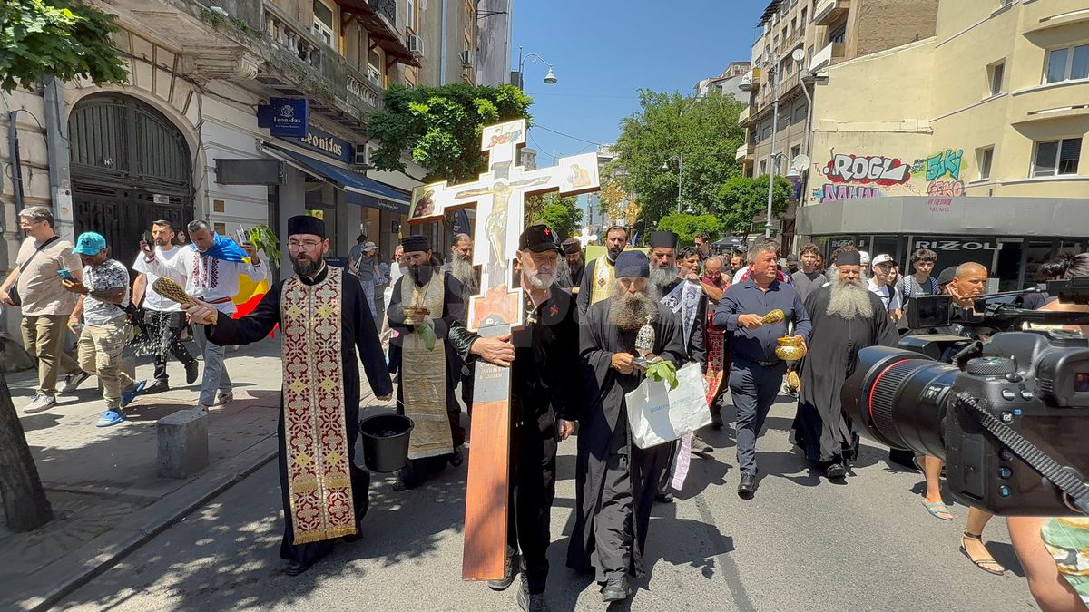 Gigi Becali a ieșit pe Calea Victoriei să „curețe” cu agheasmă după marșul LGBT: a purtat o cruce uriașă, apoi s-a oprit și a cântat