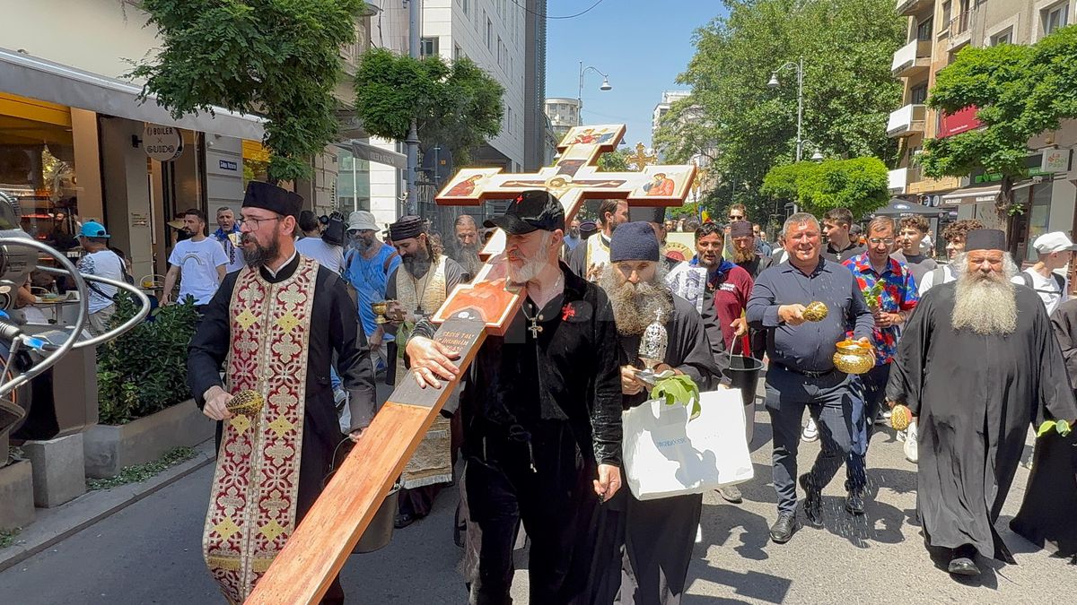 Gigi Becali a ieșit pe Calea Victoriei să „curețe” cu agheasmă după marșul LGBT: a purtat o cruce uriașă, apoi s-a oprit și a cântat