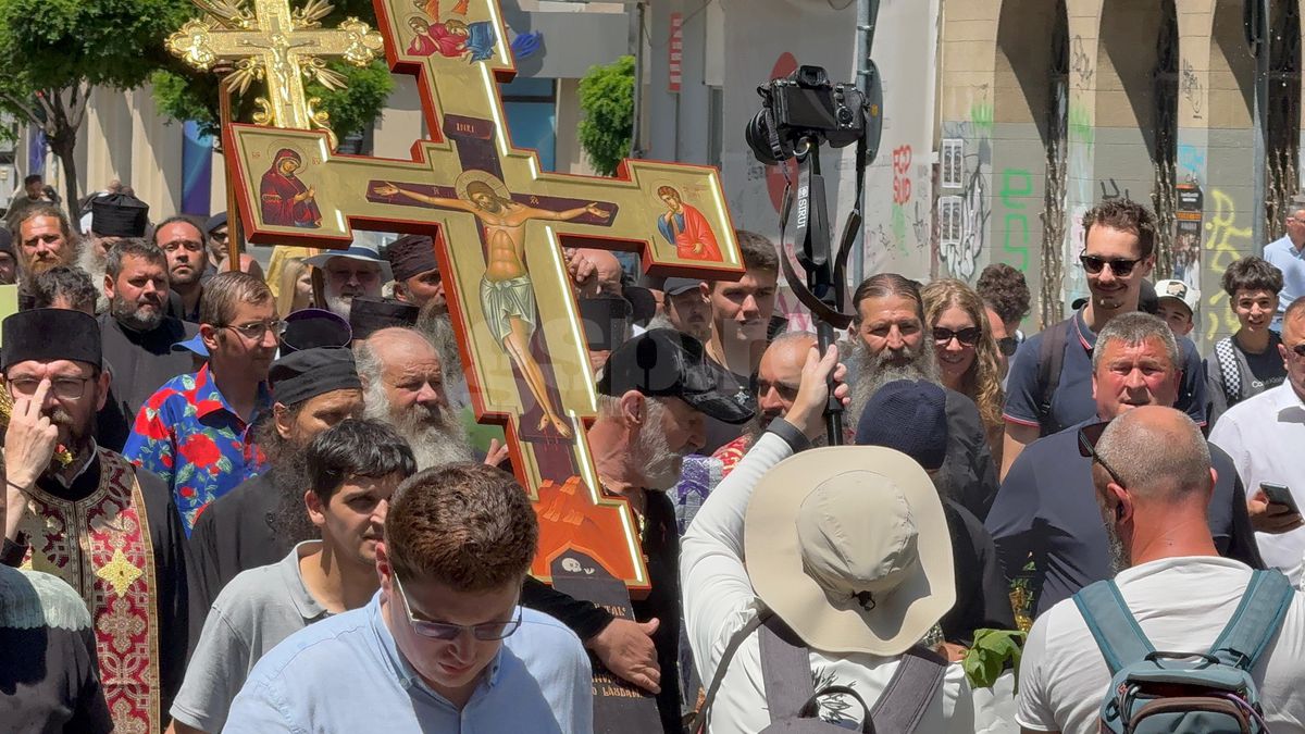 Gigi Becali a ieșit pe Calea Victoriei să „curețe” cu agheasmă după marșul LGBT: a purtat o cruce uriașă, apoi s-a oprit și a cântat