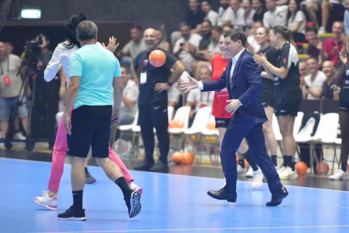 Nicușor Dan a coborât la joc