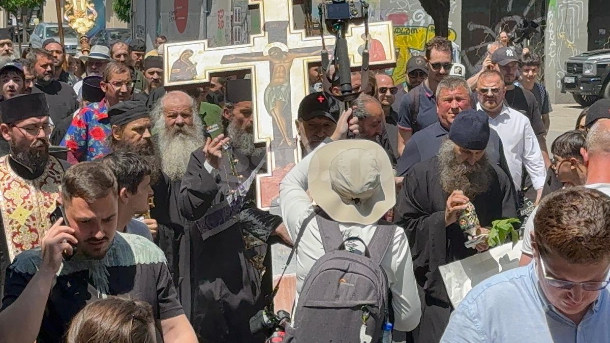 Gigi Becali a ieșit pe Calea Victoriei să „curețe” cu agheasmă după marșul LGBT: a purtat o cruce uriașă, apoi s-a oprit și a cântat