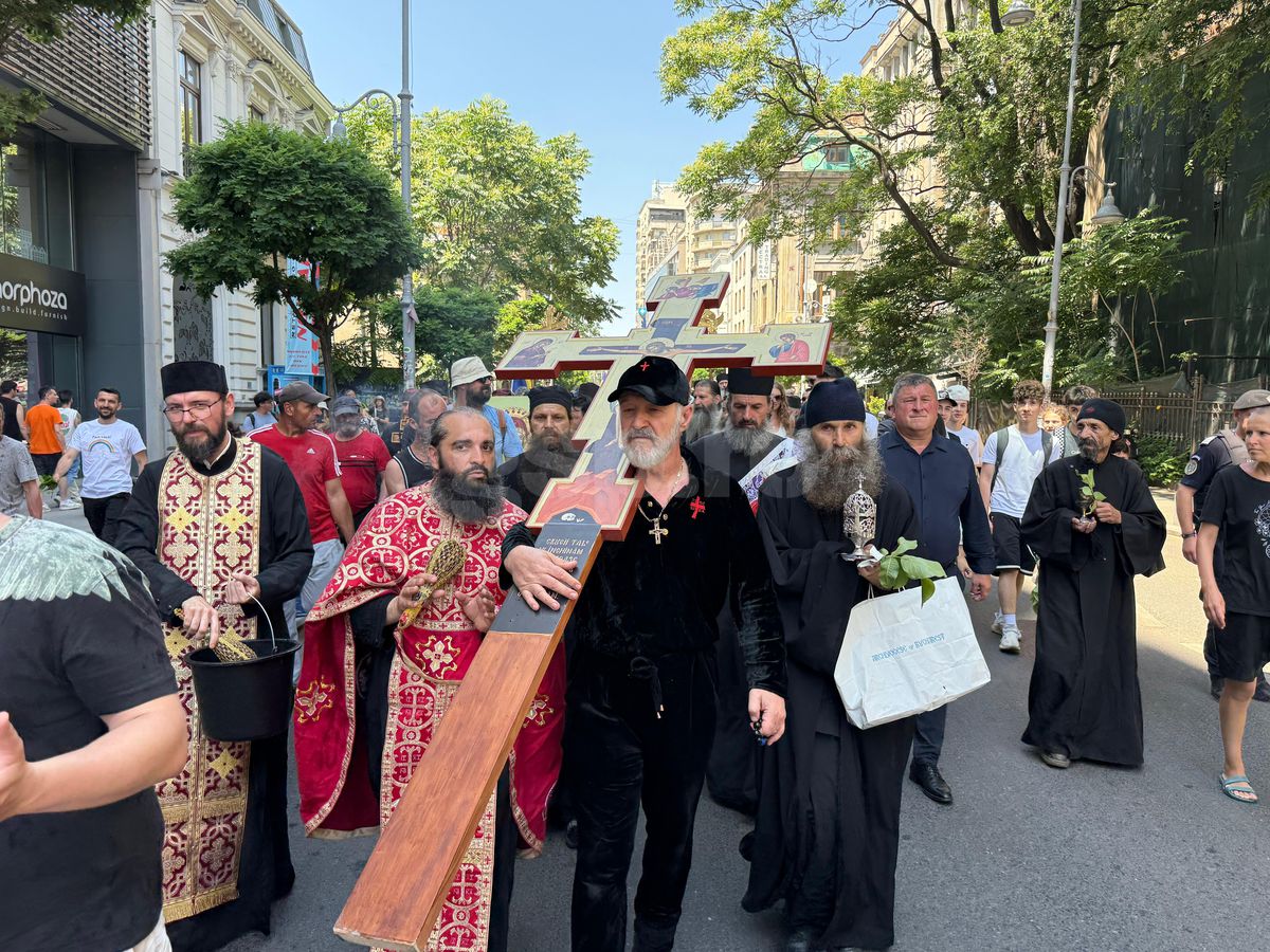 Gigi Becali a ieșit pe Calea Victoriei să „curețe” cu agheasmă după marșul LGBT: a purtat o cruce uriașă, apoi s-a oprit și a cântat