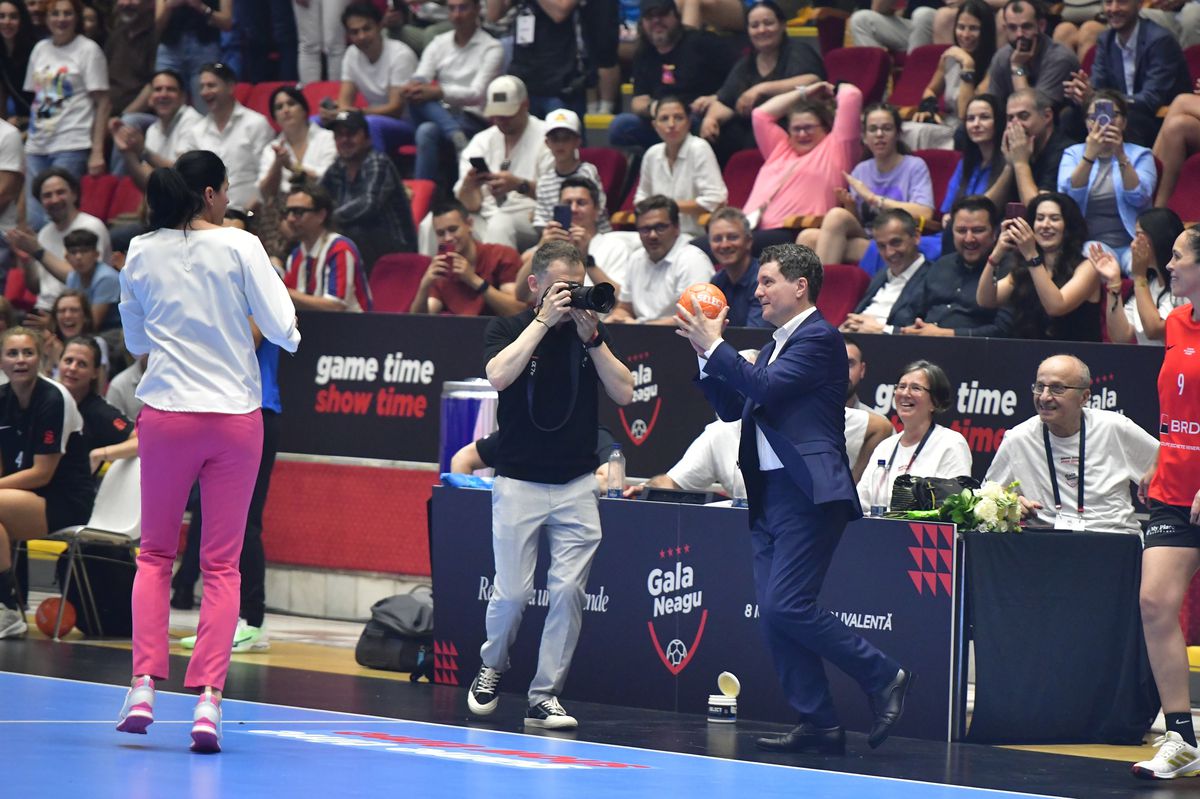 Șeful statului și-a explicat execuția de la „Gala Neagu”: „Am vrut să dau boltă, dar s-a lipit mingea” + 3 oameni din sport pe care îi va aborda pentru o „strategie pe 10 ani”
