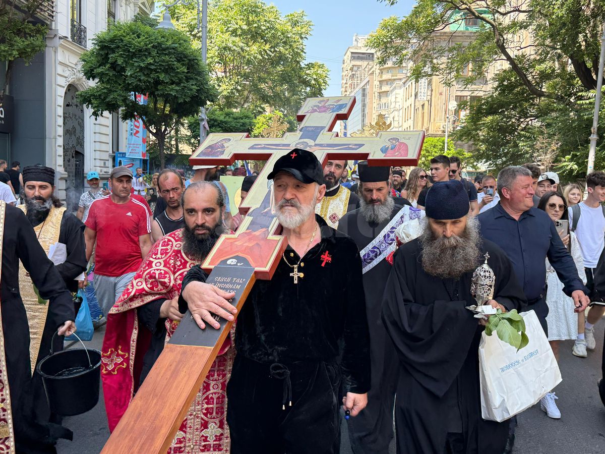 Gigi Becali a ieșit pe Calea Victoriei să „curețe” cu agheasmă după marșul LGBT: a purtat o cruce uriașă, apoi s-a oprit și a cântat