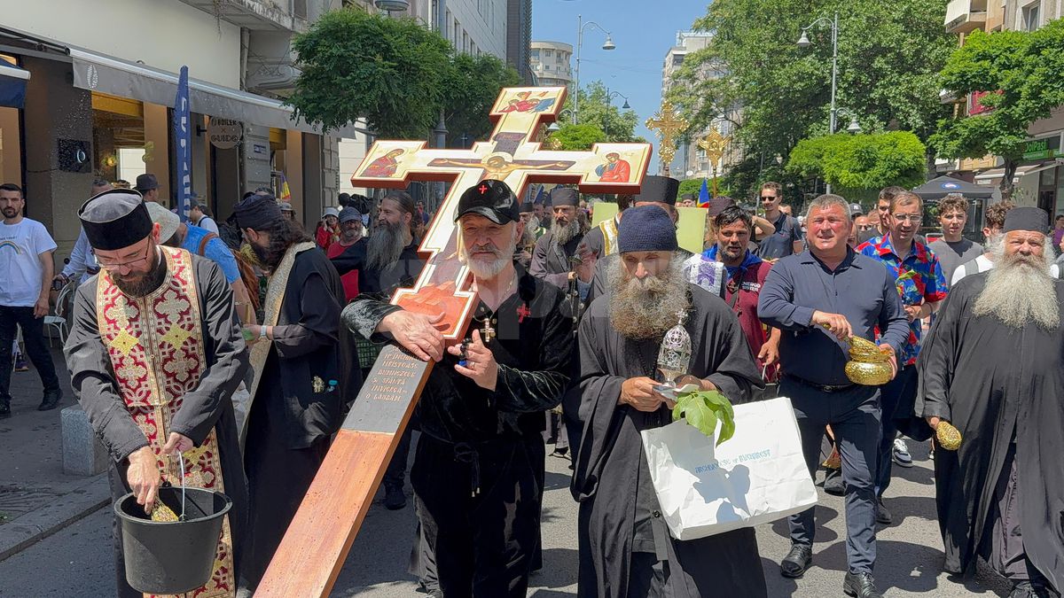 Gigi Becali a ieșit pe Calea Victoriei să „curețe” cu agheasmă după marșul LGBT: a purtat o cruce uriașă, apoi s-a oprit și a cântat