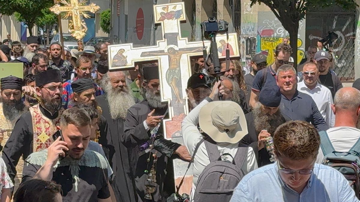 Gigi Becali a ieșit pe Calea Victoriei să „curețe” cu agheasmă după marșul LGBT: a purtat o cruce uriașă, apoi s-a oprit și a cântat