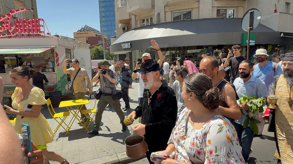 Gigi Becali a ieșit pe Calea Victoriei să „curețe” cu agheasmă după marșul LGBT: a purtat o cruce uriașă, apoi s-a oprit și a cântat