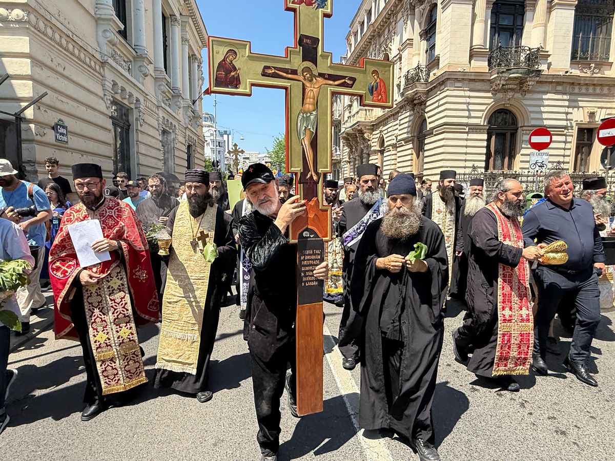 Gigi Becali a ieșit pe Calea Victoriei să „curețe” cu agheasmă după marșul LGBT: a purtat o cruce uriașă, apoi s-a oprit și a cântat