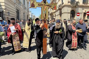 Scene incredibile » Gigi Becali a ieșit pe Calea Victoriei să „curețe” cu agheasmă după marșul LGBT: a purtat o cruce uriașă, apoi s-a oprit și a cântat