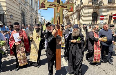 Gigi Becali a ieșit pe Calea Victoriei să „curețe” cu agheasmă după marșul LGBT: a purtat o cruce uriașă, apoi s-a oprit și a cântat