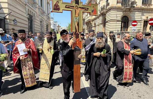 Gigi Becali a ieșit pe Calea Victoriei să „curețe” cu agheasmă după marșul LGBT: a purtat o cruce uriașă, apoi s-a oprit și a cântat