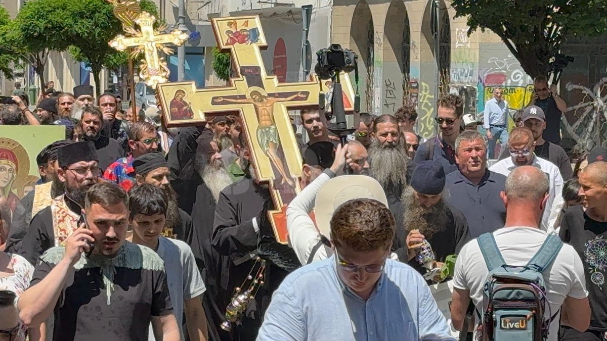 Gigi Becali a ieșit pe Calea Victoriei să „curețe” cu agheasmă după marșul LGBT: a purtat o cruce uriașă, apoi s-a oprit și a cântat