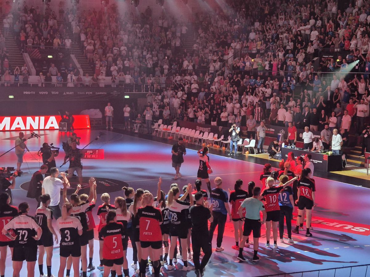 Cristina Neagu aruncă tricouri în Polivalentă