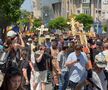 Gigi Becali a ieșit pe Calea Victoriei să „curețe” cu agheasmă după marșul LGBT: a purtat o cruce uriașă, apoi s-a oprit și a cântat
