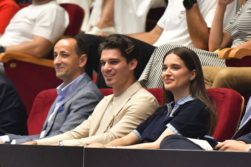 GALERIE FOTO Sala Polivalentă, înțesată de vedete la Gala Neagu » Ianis Hagi și Sorana Cîrstea și-au făcut apariția