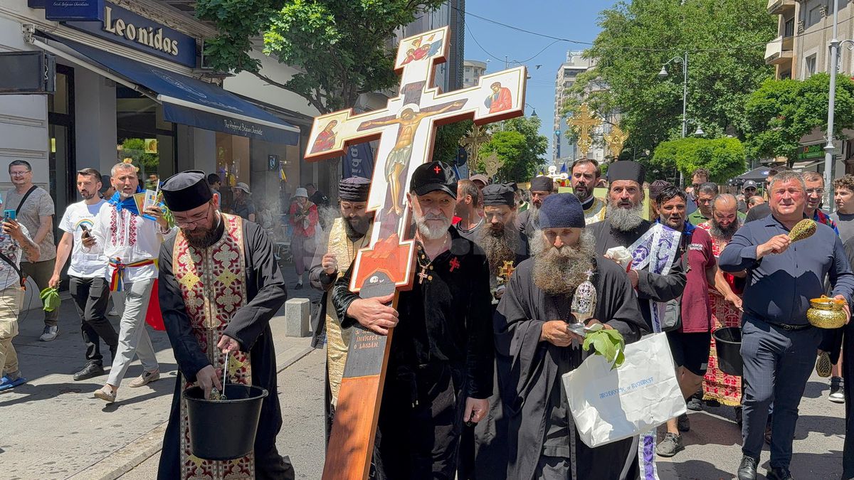 Gigi Becali a ieșit pe Calea Victoriei să „curețe” cu agheasmă după marșul LGBT: a purtat o cruce uriașă, apoi s-a oprit și a cântat