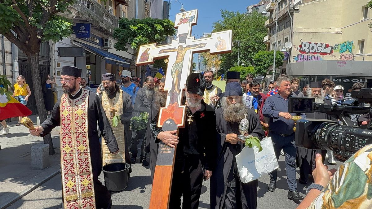 Gigi Becali a ieșit pe Calea Victoriei să „curețe” cu agheasmă după marșul LGBT: a purtat o cruce uriașă, apoi s-a oprit și a cântat