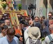 Gigi Becali a ieșit pe Calea Victoriei să „curețe” cu agheasmă după marșul LGBT: a purtat o cruce uriașă, apoi s-a oprit și a cântat