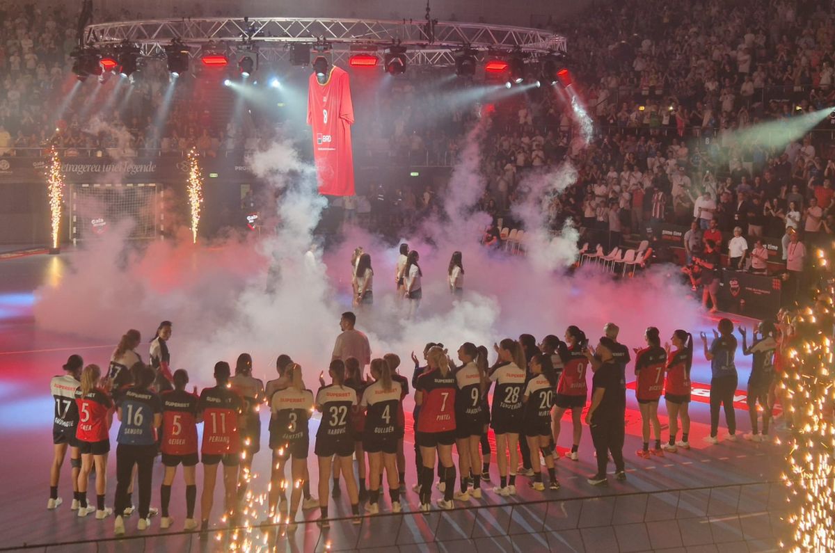 Cristina Neagu aruncă tricouri în Polivalentă