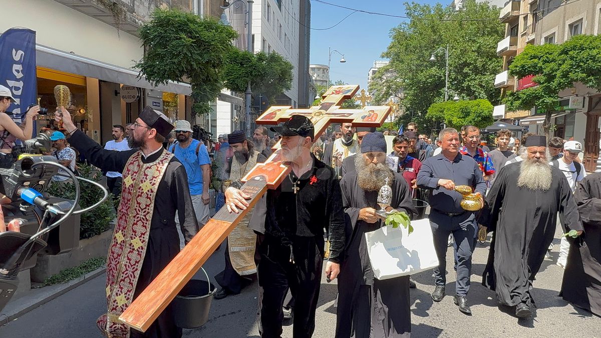 Gigi Becali a ieșit pe Calea Victoriei să „curețe” cu agheasmă după marșul LGBT: a purtat o cruce uriașă, apoi s-a oprit și a cântat