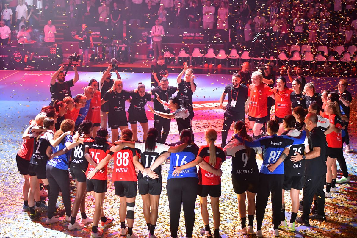 Cristina Neagu și colegele, petrecere la MINA