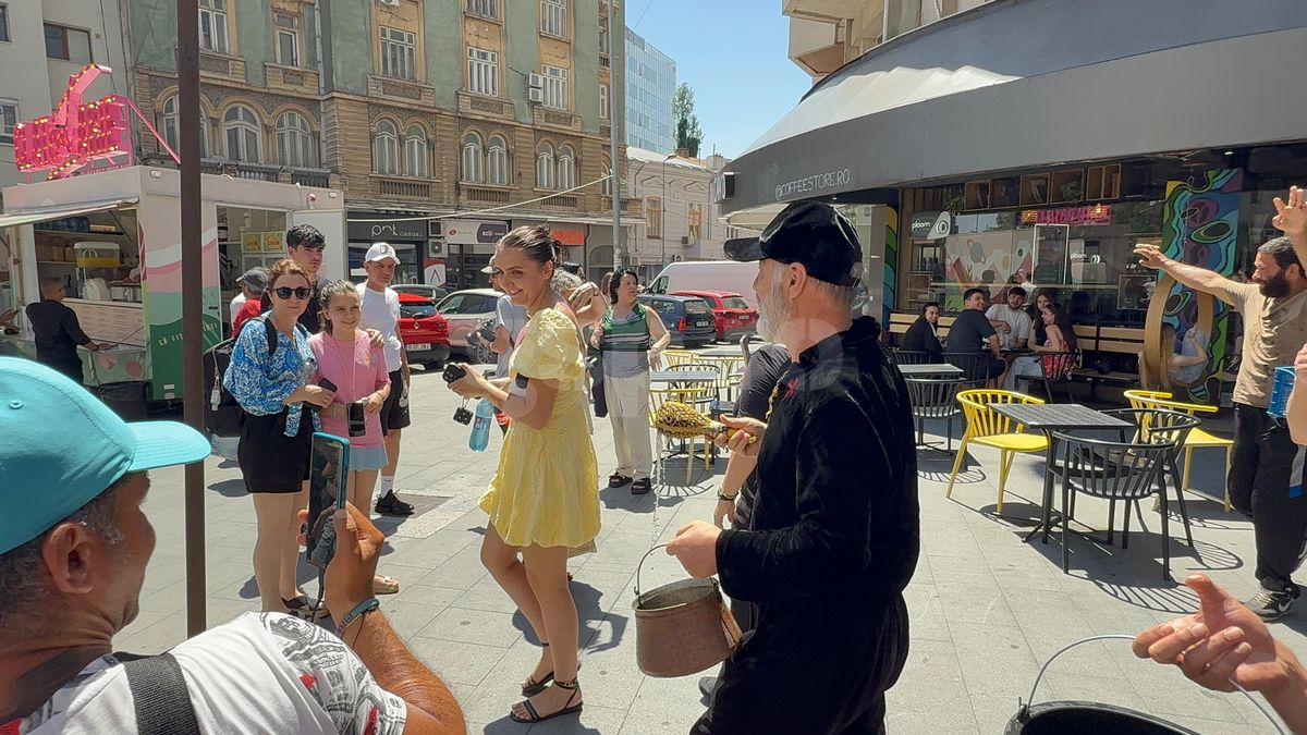 Gigi Becali a ieșit pe Calea Victoriei să „curețe” cu agheasmă după marșul LGBT: a purtat o cruce uriașă, apoi s-a oprit și a cântat