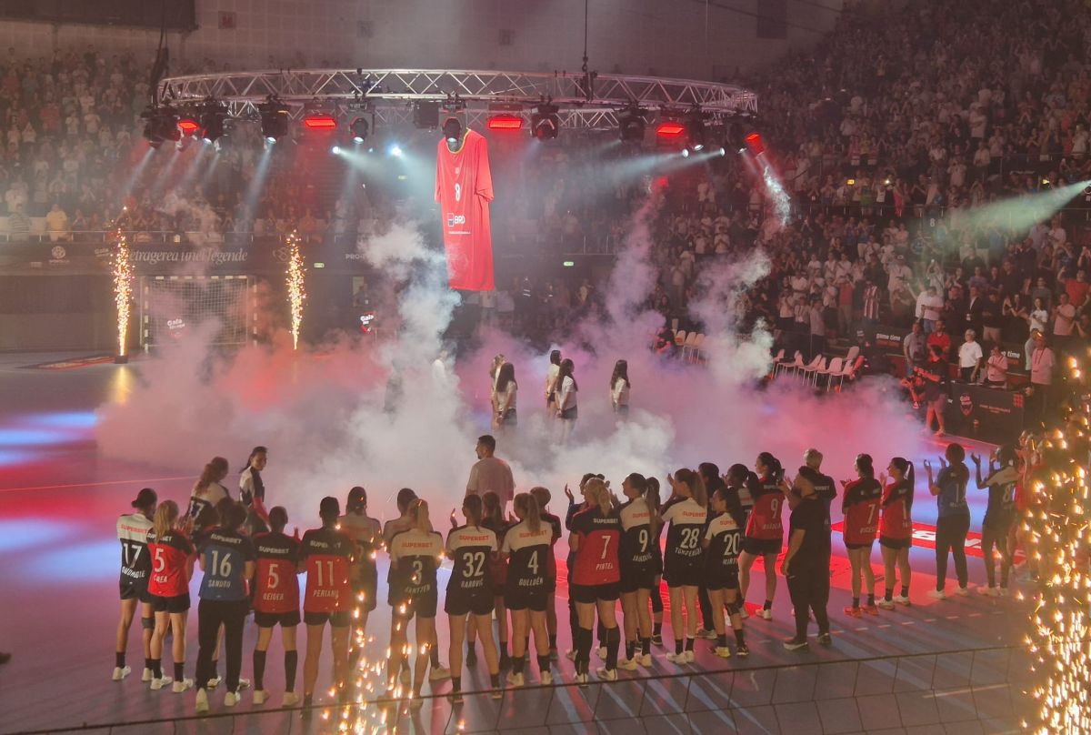 Cristina Neagu aruncă tricouri în Polivalentă