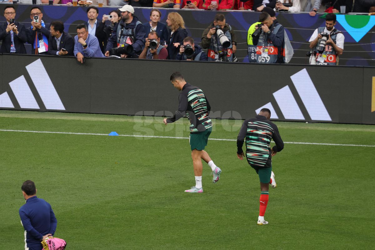 „Siuuuuuu” » Cadru cu cadru: ce s-a întâmplat pe Allianz Arena, imediat după ce Cristiano Ronaldo a ieșit pe teren pentru finala cu Spania