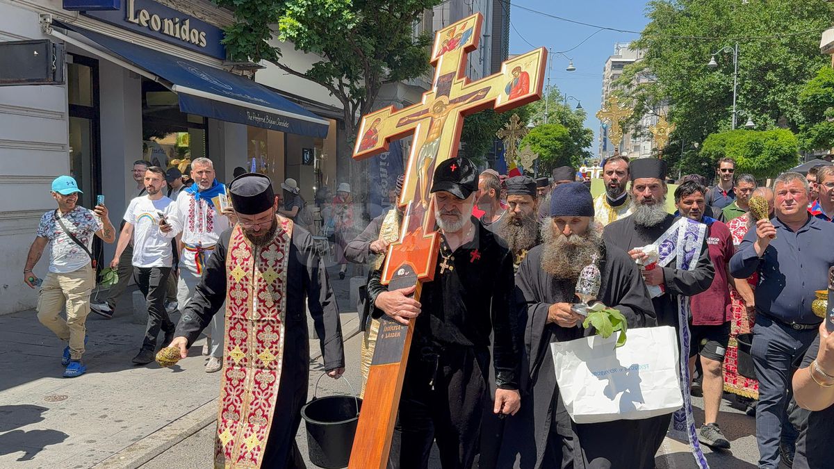 Gigi Becali a ieșit pe Calea Victoriei să „curețe” cu agheasmă după marșul LGBT: a purtat o cruce uriașă, apoi s-a oprit și a cântat