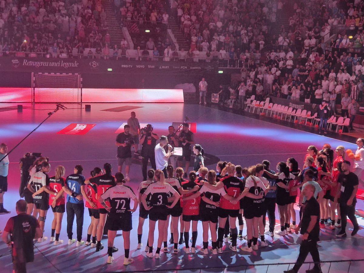 Cristina Neagu aruncă tricouri în Polivalentă