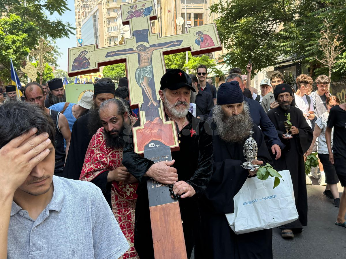 Gigi Becali a ieșit pe Calea Victoriei să „curețe” cu agheasmă după marșul LGBT: a purtat o cruce uriașă, apoi s-a oprit și a cântat