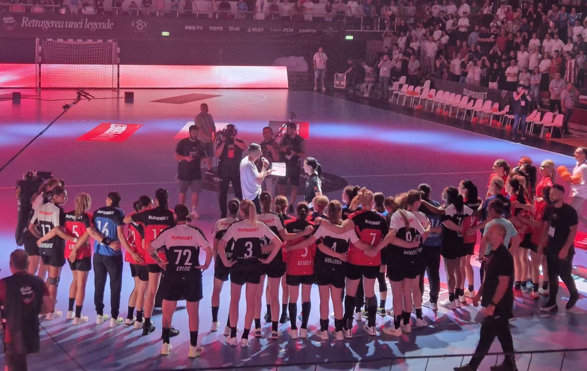 Cristina Neagu aruncă tricouri în Polivalentă