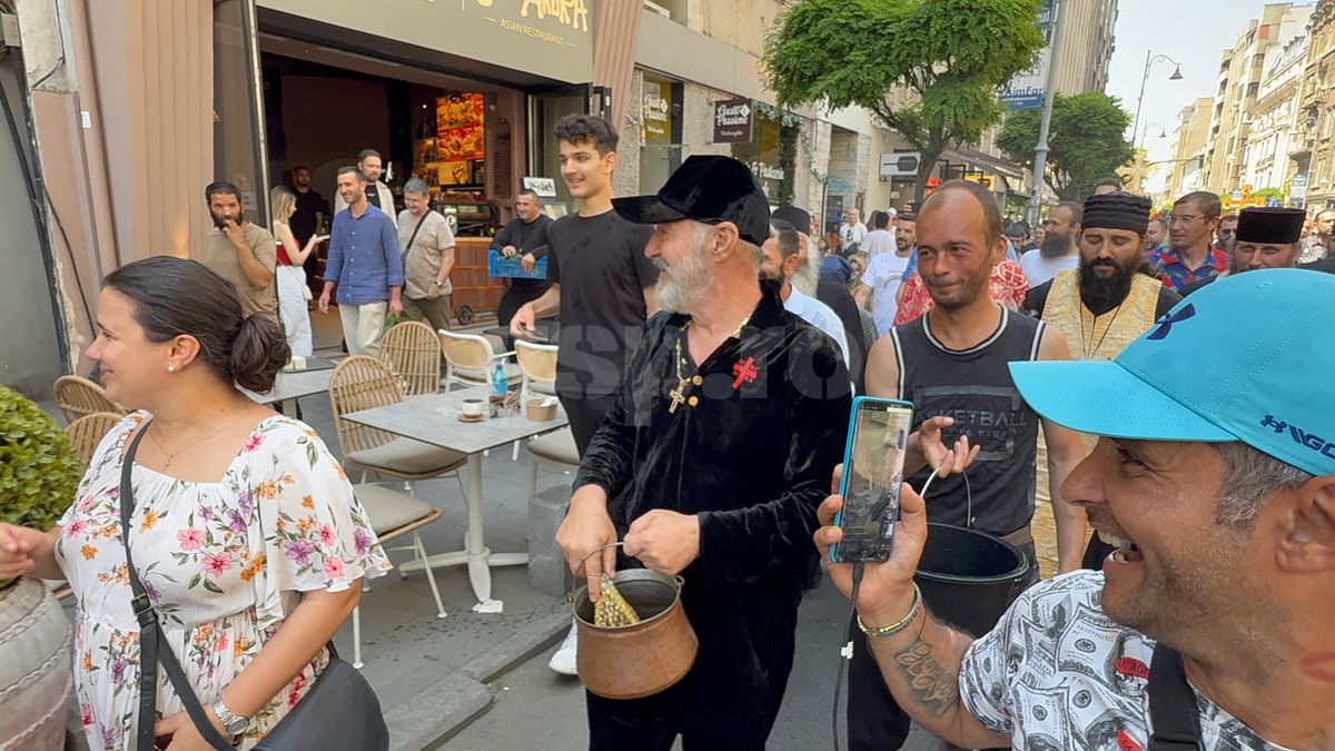 Gigi Becali a ieșit pe Calea Victoriei să „curețe” cu agheasmă după marșul LGBT: a purtat o cruce uriașă, apoi s-a oprit și a cântat