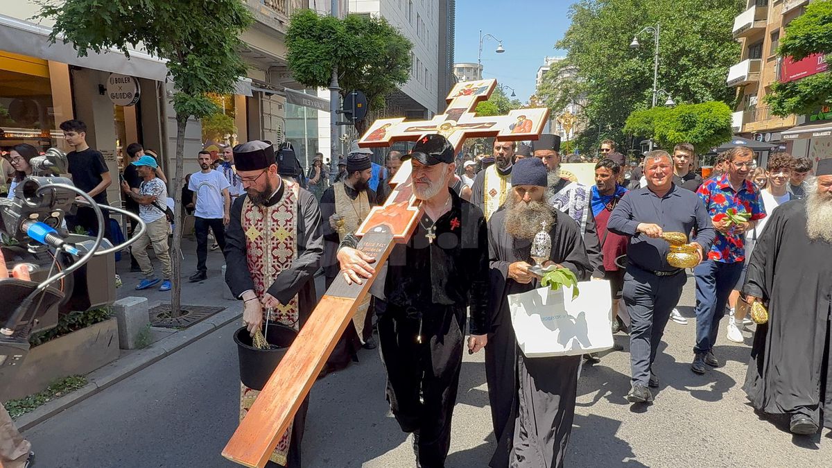 Gigi Becali a ieșit pe Calea Victoriei să „curețe” cu agheasmă după marșul LGBT: a purtat o cruce uriașă, apoi s-a oprit și a cântat