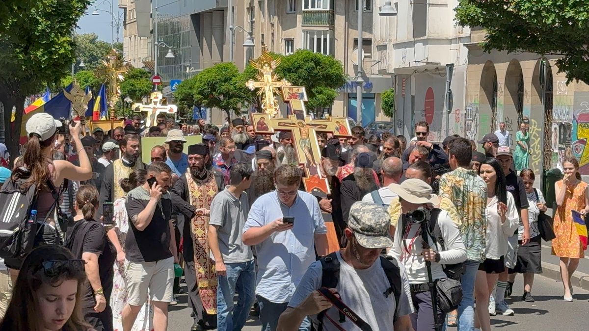 Gigi Becali a ieșit pe Calea Victoriei să „curețe” cu agheasmă după marșul LGBT: a purtat o cruce uriașă, apoi s-a oprit și a cântat