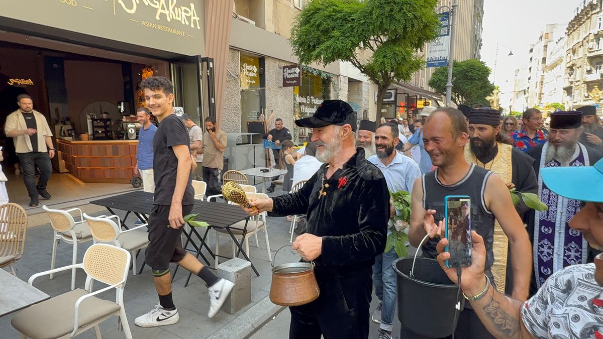 Gigi Becali a ieșit pe Calea Victoriei să „curețe” cu agheasmă după marșul LGBT: a purtat o cruce uriașă, apoi s-a oprit și a cântat