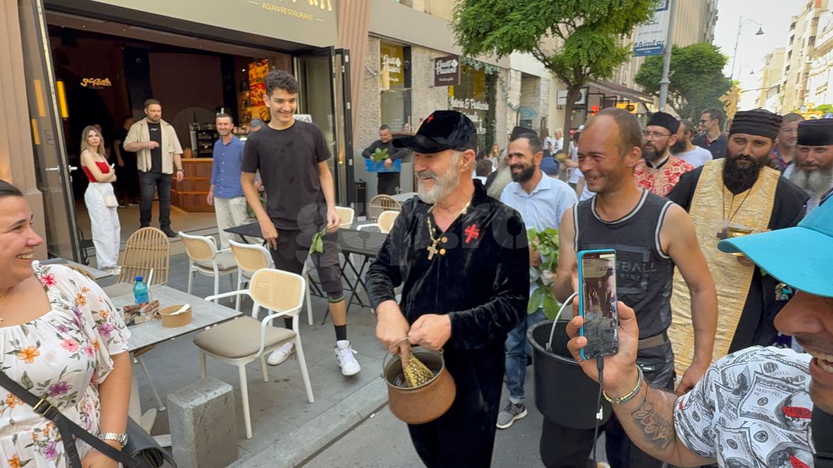 Gigi Becali a ieșit pe Calea Victoriei să „curețe” cu agheasmă după marșul LGBT: a purtat o cruce uriașă, apoi s-a oprit și a cântat