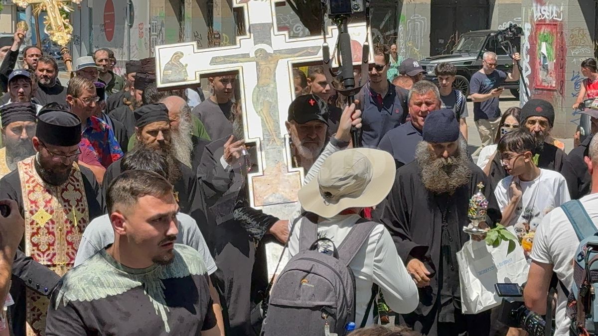 Gigi Becali a ieșit pe Calea Victoriei să „curețe” cu agheasmă după marșul LGBT: a purtat o cruce uriașă, apoi s-a oprit și a cântat